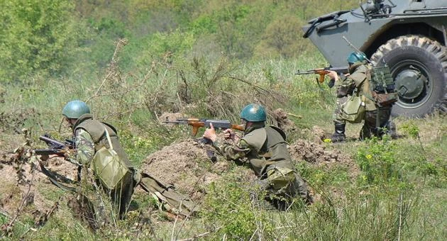 ΝΑΤΟ: Επική γκάφα στο Twitter, στρατιώτες της Συμμαχίας με ρωσικά καλάσνικοφ! (εικόνα)